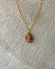 Charger l'image dans la galerie, Collier Anastasia à pendentif Camée dentelles vintage