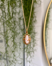 Charger l'image dans la galerie, Collier Lys à pendentif Camée dentelles vintage