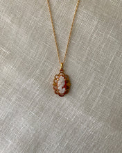Charger l'image dans la galerie, Collier Lys à pendentif Camée dentelles vintage