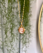 Charger l'image dans la galerie, Collier Anastasia à pendentif Camée dentelles vintage