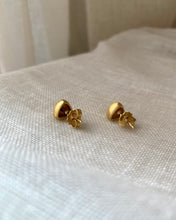 Charger l'image dans la galerie, Boucles d’Oreilles perles d’or triangle vintage