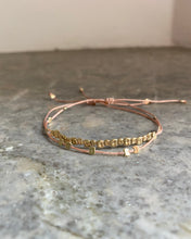 Charger l'image dans la galerie, Bracelet Pépites dorée noeud coulissant