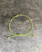 Charger l'image dans la galerie, Bracelet Pépites dorée noeud coulissant