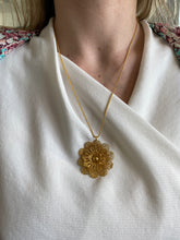 Load image into Gallery viewer, Vintage Marlène flower necklace