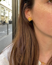 Charger et lire la vidéo dans la visionneuse de la Galerie, Boucles d’Oreilles Fleur vintage
