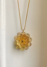 Load image into Gallery viewer, Vintage Marlène flower necklace