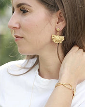 Load image into Gallery viewer, Openwork Leaf Earrings
