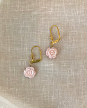 Load image into Gallery viewer, Boucles d’Oreilles Rose nacre
