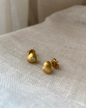 Charger l&#39;image dans la galerie, Boucles d’Oreilles perles d’or triangle vintage
