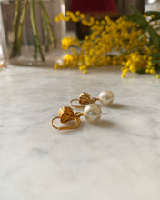 Load image into Gallery viewer, Vintage Pearl dangling earrings
