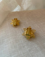 Load image into Gallery viewer, Vintage Capucine clip-on earrings
