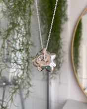 Load image into Gallery viewer, Collier à pendentif rose vintage argent
