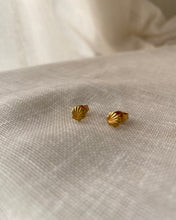 Load image into Gallery viewer, Puces d’Oreilles Coquillage vintage

