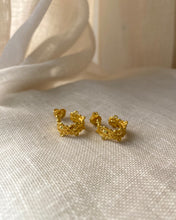 Charger l&#39;image dans la galerie, Boucles d’Oreilles fleurs bande vintage
