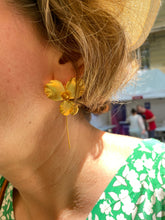Load image into Gallery viewer, Boucles d’Oreilles Fleurs d’Iris tiges
