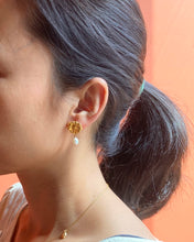Load image into Gallery viewer, Boucles d’Oreilles Marguerite perles
