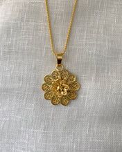 Load image into Gallery viewer, Vintage Ria flower necklace
