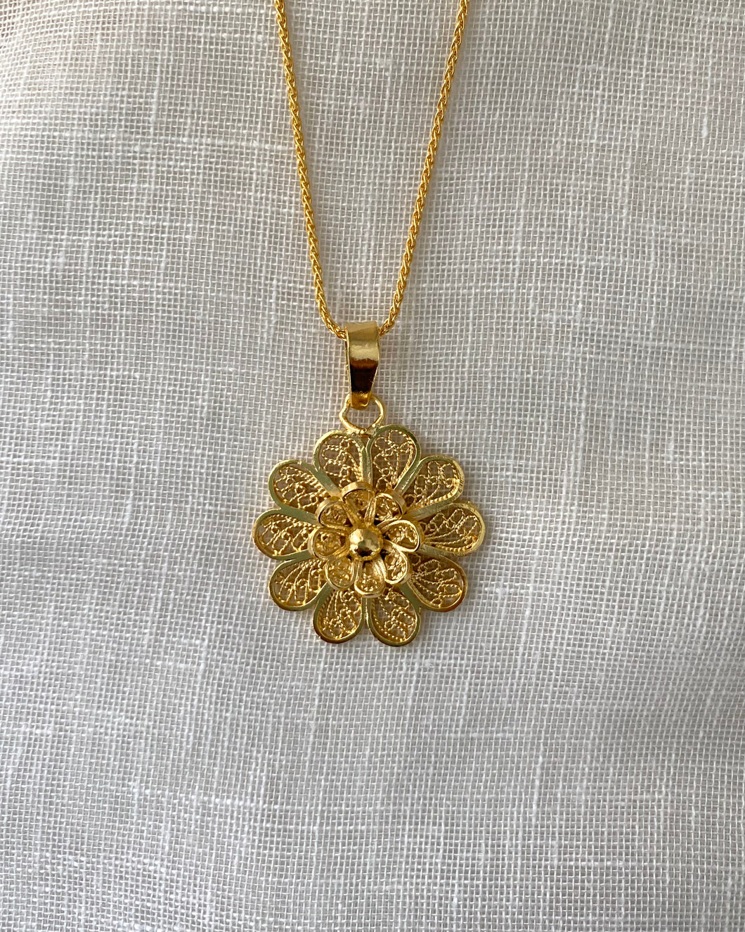 Vintage Ria flower necklace