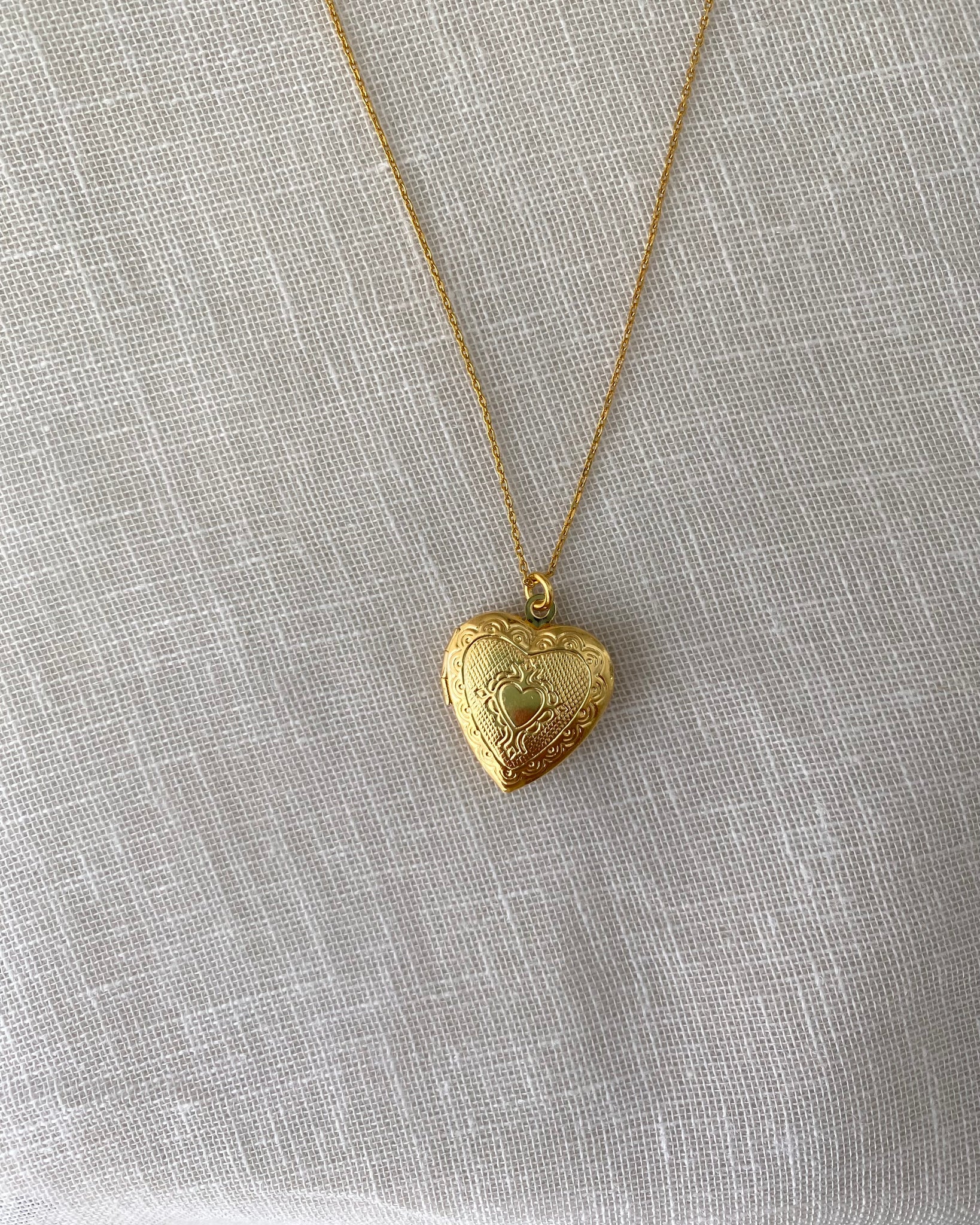 Un grand pendentif coeur en métal argenté avec faux cristaux irisés couleur rouge de 4 cm de diamètre - Montres & Bijoux Un grand pendentif coeur en métal argenté avec faux cristaux irisés couleur rouge de 4 cm de diamètre - Montres & Bijoux