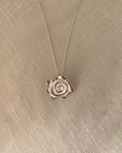 Load image into Gallery viewer, Collier à pendentif rose vintage argent
