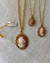 Charger l&#39;image dans la galerie, Collier Anastasia à pendentif Camée dentelles vintage
