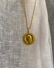 Charger l&#39;image dans la galerie, Collier Vierge Marie dentelles vintage
