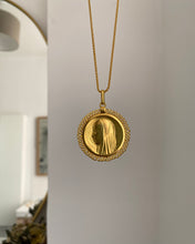 Charger l&#39;image dans la galerie, Collier Vierge Marie dentelles vintage
