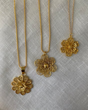Load image into Gallery viewer, Vintage Ria flower necklace
