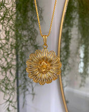 Load image into Gallery viewer, Collier fleur Lily vintage
