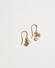 Load image into Gallery viewer, Boucles d’Oreilles Fleur Perle
