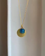 Charger l&#39;image dans la galerie, Collier Vierge Marie émaillé vintage

