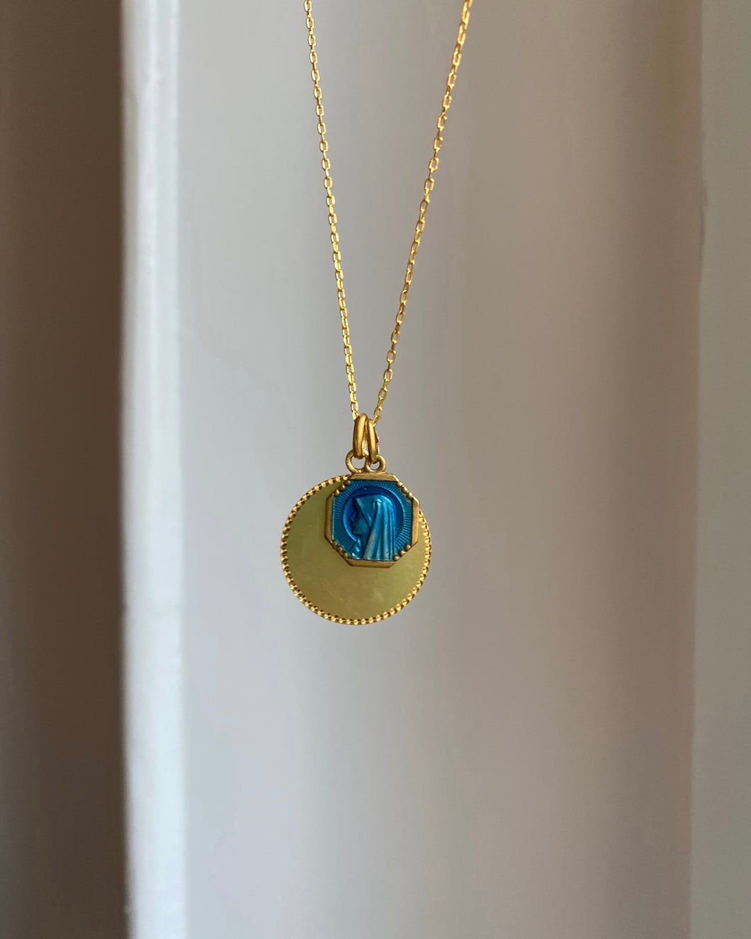 Collier Vierge Marie émaillé vintage