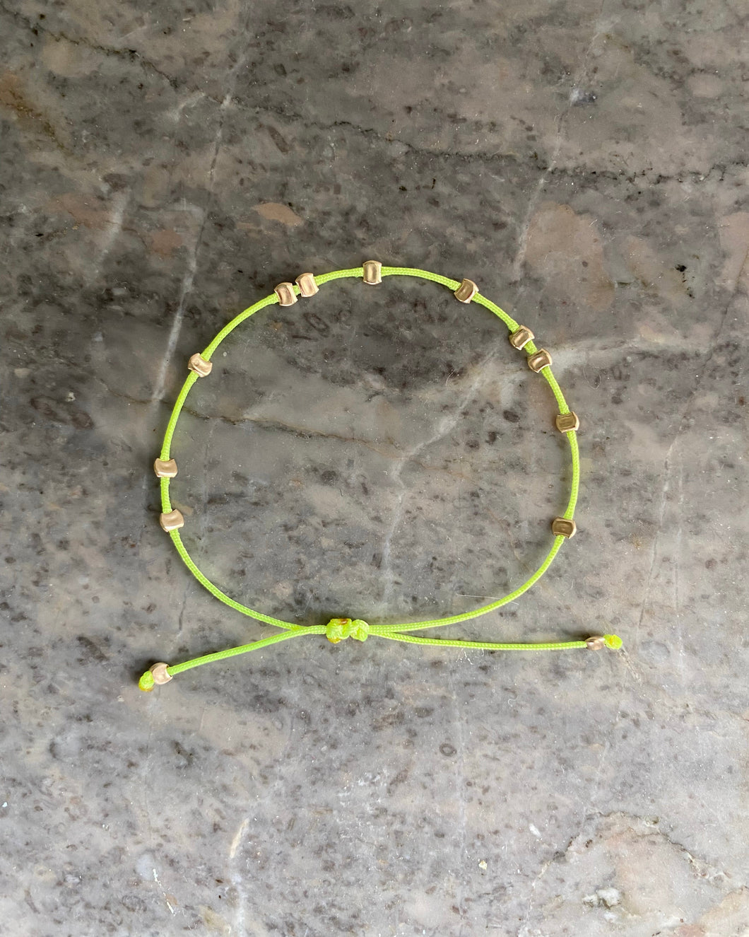 Bracelet Pépites dorée noeud coulissant