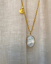 Charger l&#39;image dans la galerie, Collier Pendentif Nacré vierge MARIE
