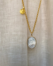 Load image into Gallery viewer, Collier Pendentif Nacré vierge MARIE
