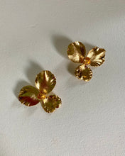 Load image into Gallery viewer, Boucles d’Oreilles Fleurs d’Iris
