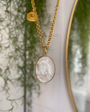 Charger l&#39;image dans la galerie, Collier Pendentif Nacré vierge MARIE
