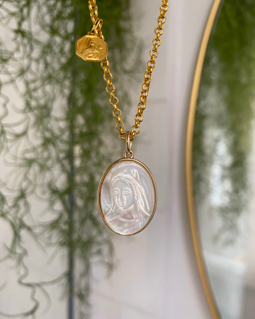 Collier Pendentif Nacré vierge MARIE