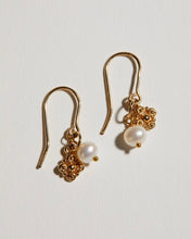 Load image into Gallery viewer, Boucles d’Oreilles Fleur Perle
