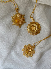 Load image into Gallery viewer, Collier fleur Lily vintage
