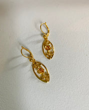 Load image into Gallery viewer, Boucles d’Oreilles rose vintage

