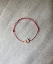 Load image into Gallery viewer, Bracelet Marguerite nacrée
