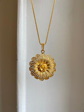 Load image into Gallery viewer, Collier fleur Lily vintage
