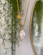 Charger l&#39;image dans la galerie, Collier Pendentif Nacré vierge MARIE

