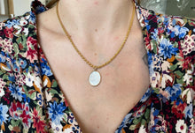 Charger l&#39;image dans la galerie, Collier Pendentif Nacré vierge MARIE
