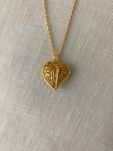 Load image into Gallery viewer, Collier Coeur Angèle vintage
