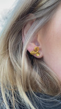 Load and play video in Gallery viewer, Boucles d’Oreilles Fleurs d’Iris
