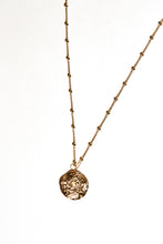Load image into Gallery viewer, Collier Médaille Martelée Moyen modèle
