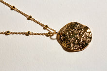 Load image into Gallery viewer, Collier Médaille Martelée Moyen modèle
