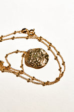 Load image into Gallery viewer, Collier Médaille Martelée Moyen modèle
